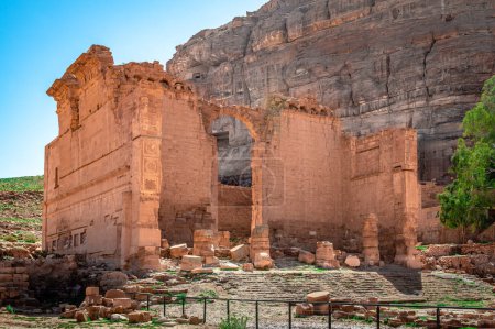 Foto de Las ruinas de Qasr al-Bint, un templo en la ciudad nabatea de Petra, Jordania. Se enfrenta al Wadi Musa y se encuentra al noroeste del Gran Templo. - Imagen libre de derechos