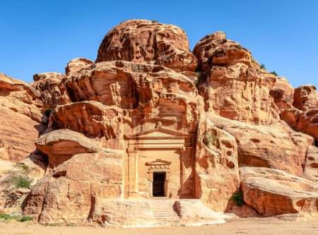Foto de Fachada de tumba no 846, tumba de corte rocoso con fachada clásica en Siq Al-Barid, Little Petra, Jordania. - Imagen libre de derechos