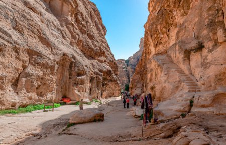 Foto de Little Petra, Jordania - 17 de abril de 2023: Vista de Siq Al-Barid (significa Cañón Frío). Little Petra es un antiguo sitio nabateo, con edificios tallados en las paredes de los cañones de piedra arenisca. - Imagen libre de derechos