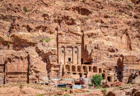 Foto de Las Tumbas Reales, una serie de grandes mausoleos tallados con impresionantes fachadas con vistas a la antigua ciudad de Petra, en Jordania. - Imagen libre de derechos