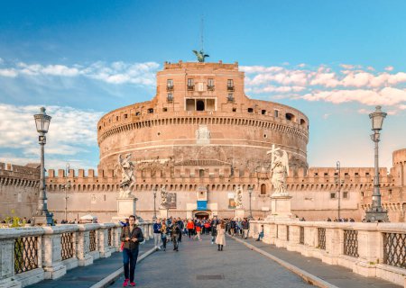 Téléchargez les photos : Rome, Italie - 1er décembre 2018 : Ponte Sant'Angelo (à l'origine le Pont Élien) avec le Mausolée d'Hadrien (alias Castel Sant'Angelo) en arrière-plan. - en image libre de droit