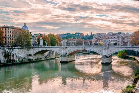 Téléchargez les photos : Ponte Vittorio Emanuele II, un pont à trois arches traversant le Tibre, dans le centre historique de Rome, Italie. - en image libre de droit