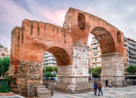 Foto de Tesalónica, Grecia - 26 de noviembre de 2023: El Arco de Galerio aka Kamara, en el centro de la ciudad. Un monumento romano del siglo IV construyó un arco triple, sin embargo solo quedan los dos tercios. - Imagen libre de derechos