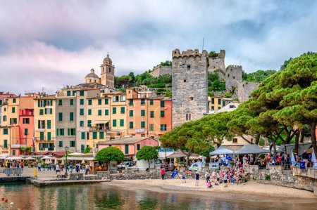 Téléchargez les photos : Porto Venere, Italie - 28 mai 2018 : Vue sur le front de mer et le village avec le château de Doria. Porto Venere est un endroit pittoresque sur la côte ligure, dans la province de La Spezia. - en image libre de droit