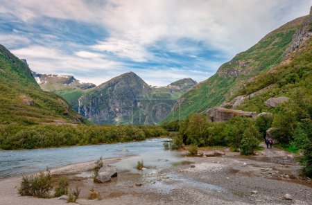 Téléchargez les photos : Vallée de Briksdalen, partie du Parc National des Glaciers de Jostedal, Norvège. La vallée a été formée par le glacier Briksdal. Magnifique paysage norvégien de rochers lisses recouverts d'une végétation luxuriante. - en image libre de droit