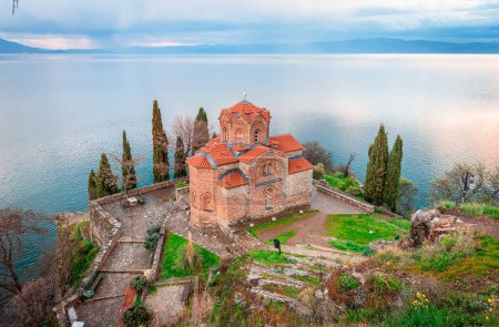 San Juan Teólogo, Kaneo, una antigua iglesia ortodoxa situada en el acantilado sobre la playa de Kaneo con vistas al lago Ohrid en la ciudad de Ohrid, Macedonia del Norte.
