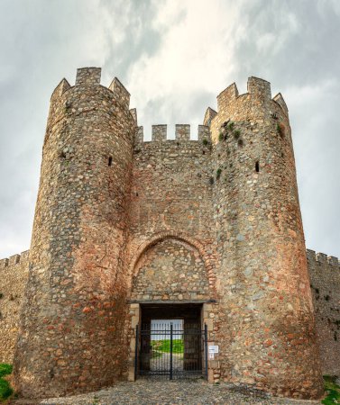 Téléchargez les photos : La porte d'entrée de la forteresse Samuel, à Ohrid, en Macédoine du Nord. Construit à la fin du XIXe siècle par le roi Samuil de Bulgarie, il a été fortement restauré en 2003.. - en image libre de droit