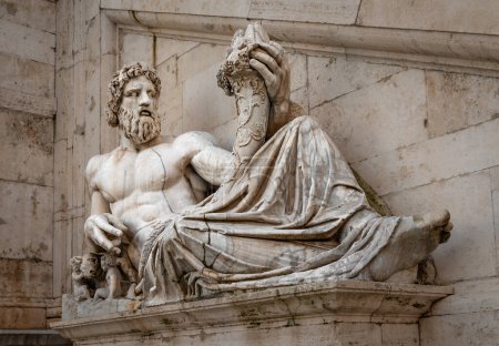 Die antike Statue des Tiberinus (Gott des Tibers) mit einem Füllhorn (dem Horn des Überflusses). Es liegt vor dem Palazzo Senatorio, auf der Piazza del Campidoglio (Kapitolsplatz) in Rom, Italien
