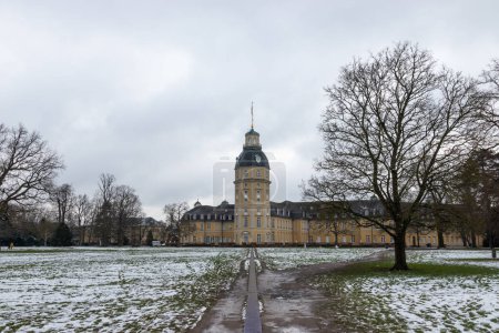 Foto de Karlsruhe schloss palace seen from the read castle garden after a snowy winter day. - Imagen libre de derechos