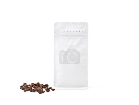 Foto de Embalaje de bolsas de papel de plástico con sellado al vacío, cremallera y pila de semillas para granos de café tostados plantilla aislada sobre un fondo blanco. Paquete maqueta para café o producto de semillas secas - Imagen libre de derechos