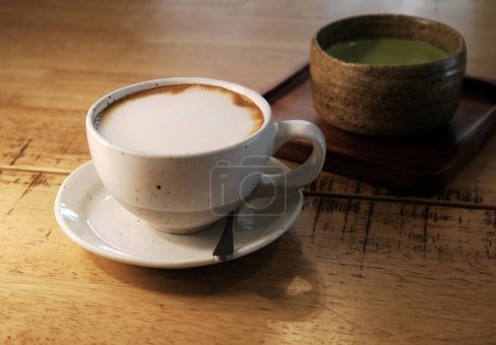 Téléchargez les photos : Café latte chaud avec thé vert matcha chaud sur table en bois - en image libre de droit