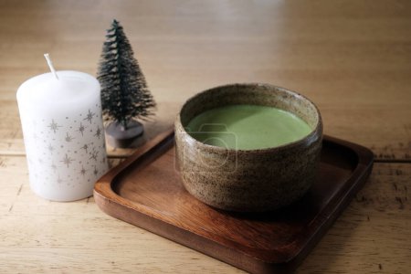 Foto de Té verde matcha caliente sobre mesa de madera - Imagen libre de derechos