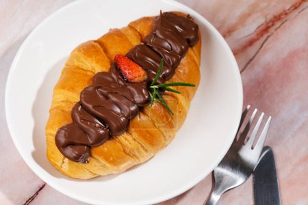 Foto de Croissants, crema de chocolate sobre una mesa de madera - Imagen libre de derechos