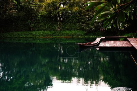 Téléchargez les photos : Étang, bateau à rames dans un beau jardin - en image libre de droit