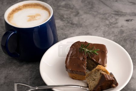 Téléchargez les photos : Gâteau aux bananes au chocolat avec Latte chaude - en image libre de droit