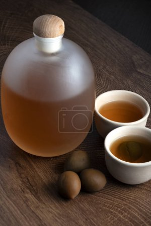 Téléchargez les photos : Prêt-à-boire style japonais liqueur fermentée de prune. - en image libre de droit