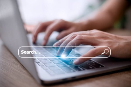 La gente a mano utilizando el ordenador portátil o informático en busca de información en la web de la sociedad en línea de Internet con el icono de la caja de búsqueda y copyspace.
