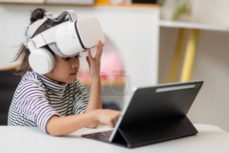 Foto de Asiática chica estudio en línea con VR, realidad virtual - Imagen libre de derechos