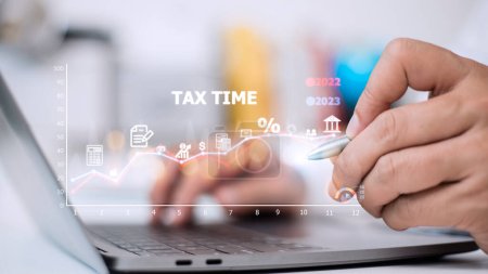 Concept d'optimisation des paiements d'impôt finance des entreprises, les gens avec des icônes fiscales sur l'écran de la technologie, l'impôt sur le revenu et la propriété, arrière-plan pour les entreprises, les particuliers et les sociétés telles que VA
