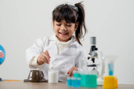 Foto de Educación, ciencia, química y concepto de niños: niños o estudiantes con un experimento de fabricación de tubos de ensayo en el laboratorio escolar - Imagen libre de derechos
