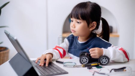 Téléchargez les photos : Les étudiants d'Asie apprennent à la maison dans le codage de robots et de câbles de cartes électroniques en STIM, STEAM, mathématiques ingénierie science technologie code informatique en robotique pour enfants concept - en image libre de droit