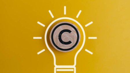 Foto de Derechos de autor proteger concepto de idea, derechos de autor y propiedad intelectual de patentes, Icono de derechos de autor dentro de la bombilla. - Imagen libre de derechos