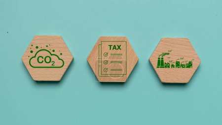 Téléchargez les photos : Bois avec CO2 TAX mot. Concept de taxe Co2.Taxe carbone, concept d'entreprise en matière de responsabilité environnementale et sociale. Fiscalité pour la pollution de la nature. - en image libre de droit