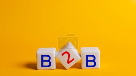 Konzept B2B, Würfel mit der Abkürzung B2B, Geschäfts- und Finanzkonzept, B2B-Marketing.
