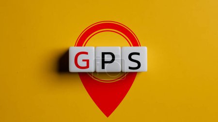 Cubos de madera con la palabra GPS Global Positioning System e icono sobre fondo amarillo.