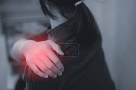 Müde Frau massiert Reiben steifen Halsschmerzen verspannte Muskeln müde von der Computerarbeit in falscher Haltung Gefühl verletzt Gelenkschmerzen Schulterschmerzen, Fibromyalgie-Konzept, Nahaufnahme Rückansicht