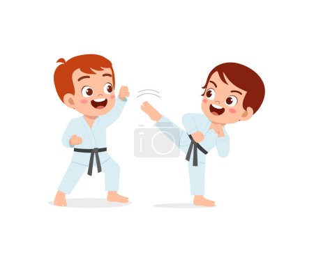 Niedliches kleines Kind trainiert Karate mit Freund zusammen