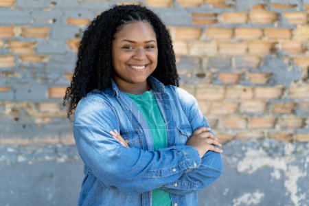 Téléchargez les photos : Pretty black young adult woman outdoor in city - en image libre de droit