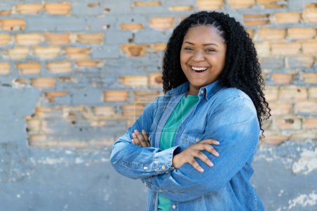 Téléchargez les photos : Happy black young adult woman outdoor in city - en image libre de droit