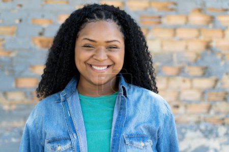Téléchargez les photos : Laughing black young adult woman outdoor in city - en image libre de droit