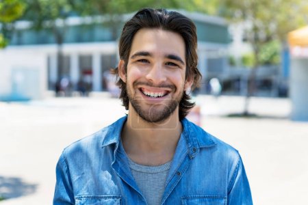 Téléchargez les photos : Portrait of mexican young adult man with beard outdoor in summer in city - en image libre de droit