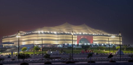 Foto de Doha, Qatar - 10 de octubre de 2022: Estadio Al-Bayt de fútbol en Al Khor, Qatar, destinado a ser utilizado a tiempo para los partidos de la Copa Mundial de la FIFA 2022 - Imagen libre de derechos