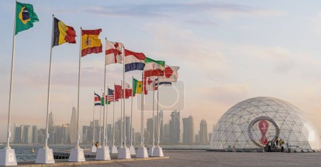 Foto de Doha, Qatar- July 03, 2022 : FIFA World Cup Qatar 2022 Official Countdown Clock at the corniche - Imagen libre de derechos