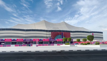 Foto de Doha, Qatar - 11 de noviembre de 2022: Un estadio exclusivamente qatarí, el Al-Bayt Stadium es un estadio de fútbol de techo retráctil en Al Khor, Qatar - Imagen libre de derechos