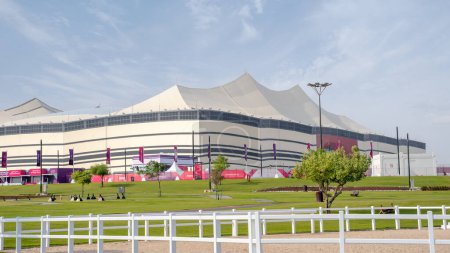 Foto de Doha, Qatar - 11 de noviembre de 2022: Un estadio exclusivamente qatarí, el Al-Bayt Stadium es un estadio de fútbol de techo retráctil en Al Khor, Qatar - Imagen libre de derechos