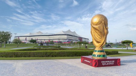Téléchargez les photos : Doha, Qatar- 11 novembre 2022 : Stade qatari unique, Al-Bayt Stadium est un stade de football sur le toit rétractable à Al Khor, Qatar - en image libre de droit