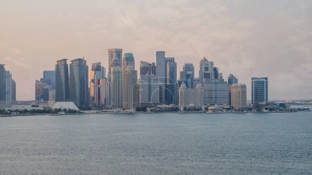 Foto de Doha, Qatar - 11 de diciembre de 2022: vista de pájaro del hermoso horizonte de doha, con muchas oficinas y torres residenciales. - Imagen libre de derechos