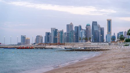 Foto de Doha, Qatar 12 de diciembre de 2022: vista de pájaro del hermoso horizonte de doha, con muchas oficinas y torres residenciales. hermoso horizonte doha, con muchas oficinas y torres residenciales. - Imagen libre de derechos