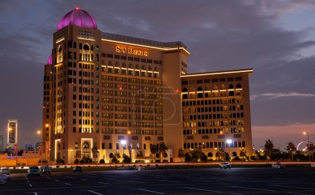Foto de Doha, Qatar 11 de octubre de 2023: El espléndido hotel St. Regis está situado en el bullicioso centro de la ciudad de Doha, con un elegante exterior e interior.. - Imagen libre de derechos
