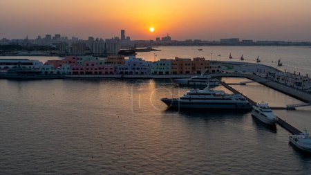 Foto de Doha, Qatar - 11 de diciembre de 2022: vista de pájaro del hermoso horizonte de doha, con muchas oficinas y torres residenciales. - Imagen libre de derechos