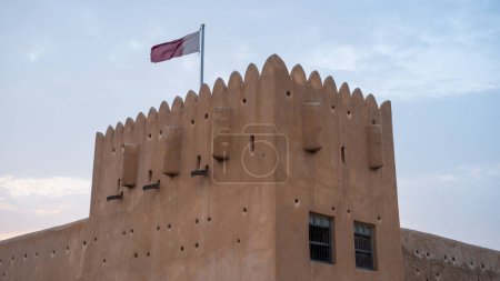 Foto de Doha, Qatar-01 de noviembre de 2023: antiguo fuerte histórico Zubarah (Al Zubara) en el noreste de los desiertos de Qatar en el borde del golfo persa. - Imagen libre de derechos