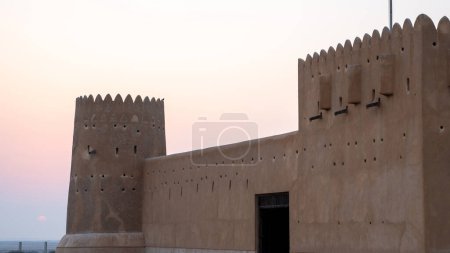 Foto de Doha, Qatar-01 de noviembre de 2023: antiguo fuerte histórico Zubarah (Al Zubara) en el noreste de los desiertos de Qatar en el borde del golfo persa. - Imagen libre de derechos