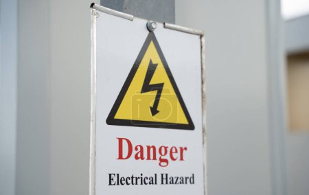 Foto de Doha, Qatar 01 Noviembre 2023: señal de peligro eléctrico. - Imagen libre de derechos
