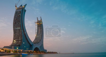 Foto de Doha, qatar- julio 02,2022: lusail torre creciente en construcción - Imagen libre de derechos