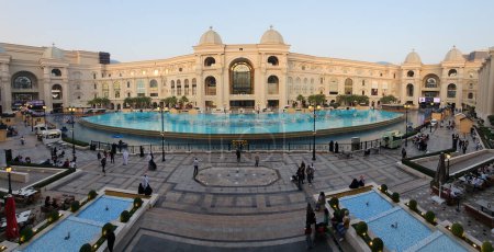 Téléchargez les photos : Le centre commercial Place Vendme est un centre commercial situé sur le Lusail, au Qatar. C'est un centre commercial de luxe qui a ouvert en 2022 - en image libre de droit