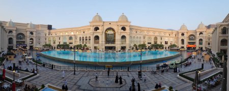 Téléchargez les photos : Doha, Qatar - 12 décembre 2023 Place Vendome Mall est un centre commercial situé à Lusail, au Qatar. C'est un centre commercial de luxe qui a ouvert en 2022. - en image libre de droit